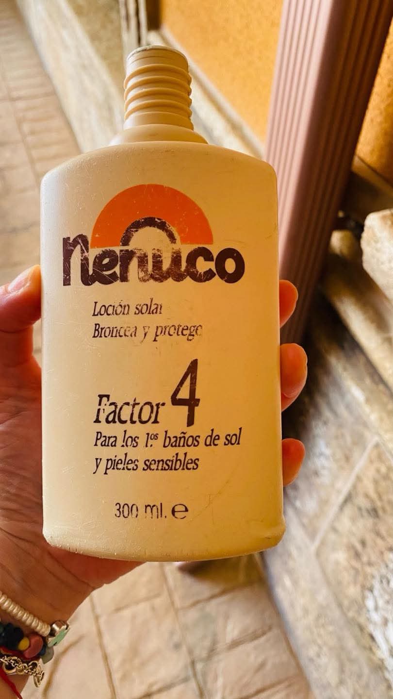 Bote de loción solar Nenuco factor 4.
