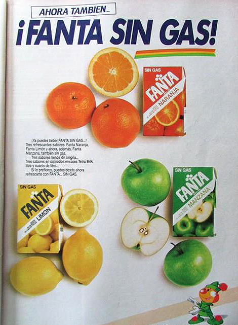Anuncio de revista de Fanta sin gas con briks de naranja, limón y manzana junto a la fruta.