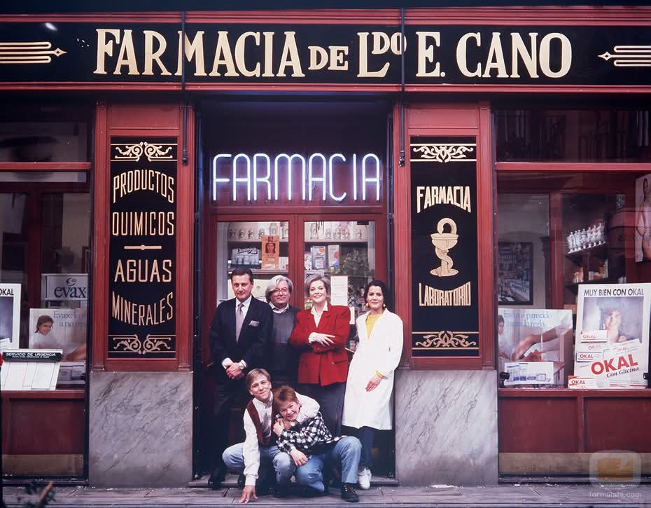 El reparto de Farmacia de guardia en la puerta de la farmacia