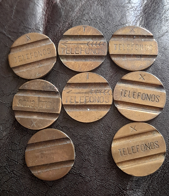 Fichas metálicas de teléfono.