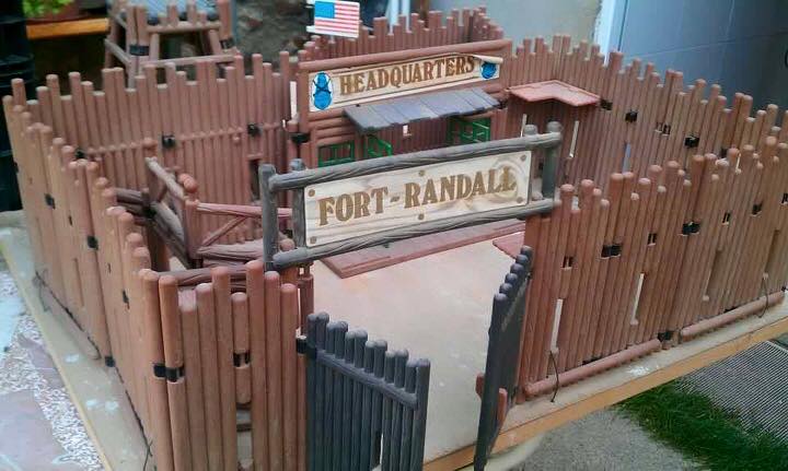 Fuerte de juguete Fort Randall con su empalizada.