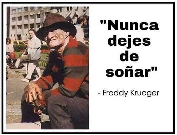 Persona disfrazada de Freddy Krueger, con sombrero y jersey de rayas rojas y verdes, sentada en un banco.