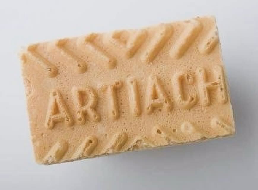 Galleta rectangular con la palabra Artiach en relieve.