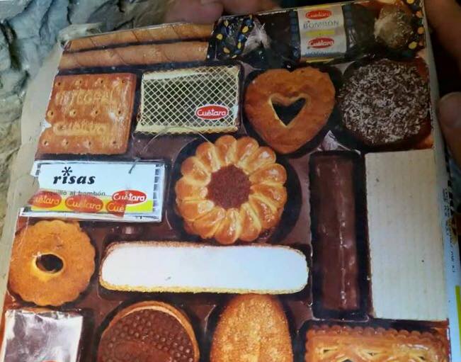 Caja de surtido de galletas Cuétara llena de galletas variadas.