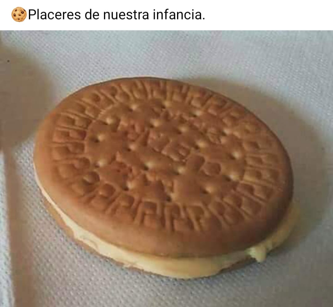 Dos galletas María unidas con una capa de mantequilla en medio.