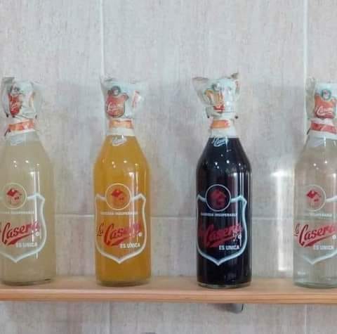 Cuatro botellas de La Casera de sabores.