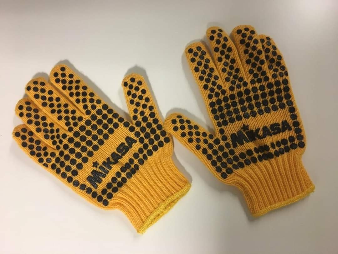 Guantes de punto amarillos con puntos negros de goma de Mikasa.