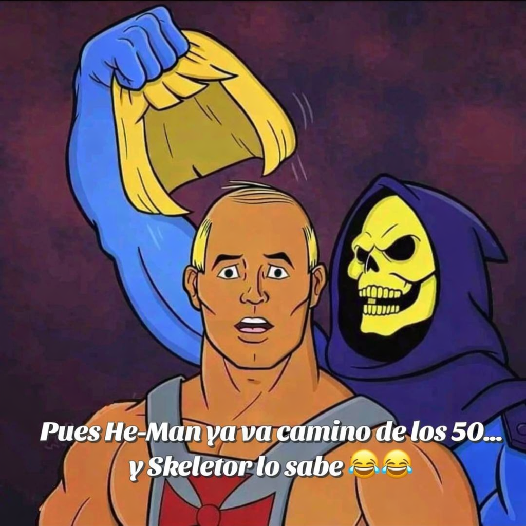 Dibujo de Skeletor levantando una peluca rubia de la cabeza de He-Man, que aparece calvo y asustado.