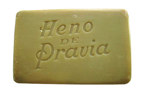 Pastilla de jabón Heno de Pravia con el nombre en relieve.