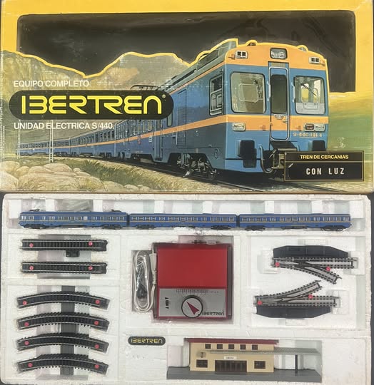 Caja de tren eléctrico Ibertren con vías y estación.