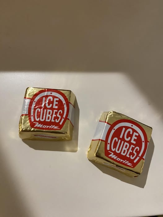Dos bombones Ice Cubes de Moritz envueltos en papel dorado.