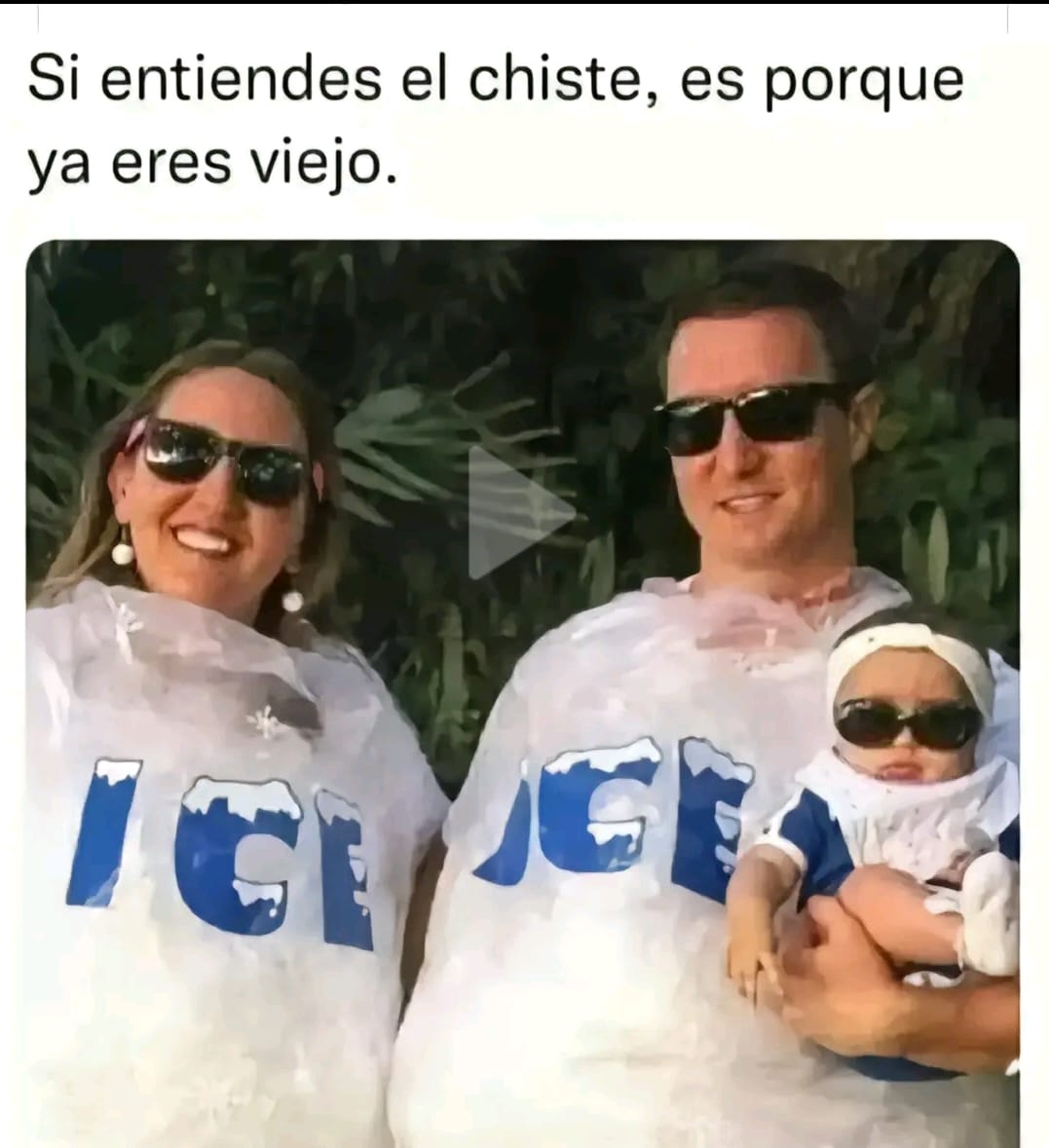 Pareja con gafas de sol y un bebé disfrazados de bolsas de hielo con la palabra ICE.
