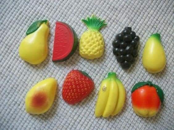 Imanes de nevera con forma de frutas.