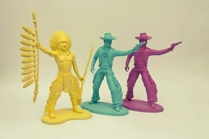 Figuras de un indio amarillo y dos vaqueros turquesa y morado.