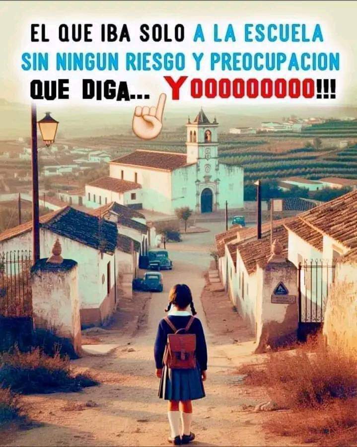 Niña de espaldas con uniforme y cartera de cuero caminando sola por la calle de un pueblo blanco.
