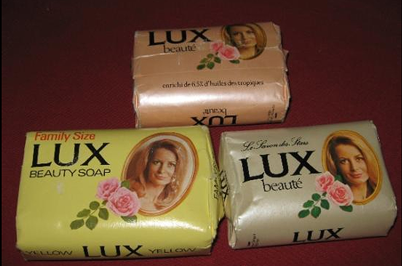 Tres pastillas de jabón Lux en su envoltorio.