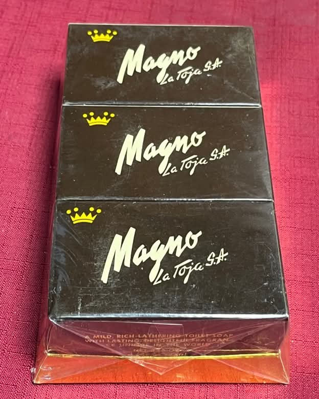 Tres pastillas de jabón Magno en su caja negra.