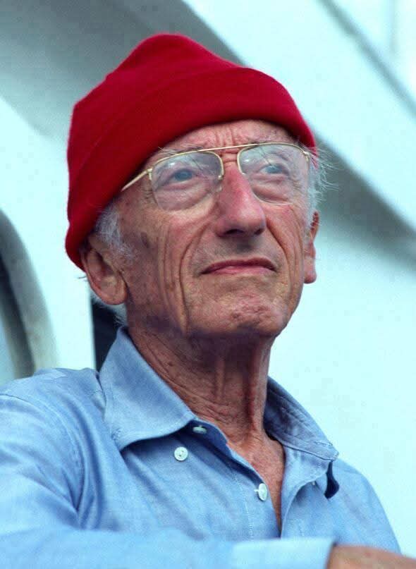 Retrato de Jacques Cousteau con gorro rojo