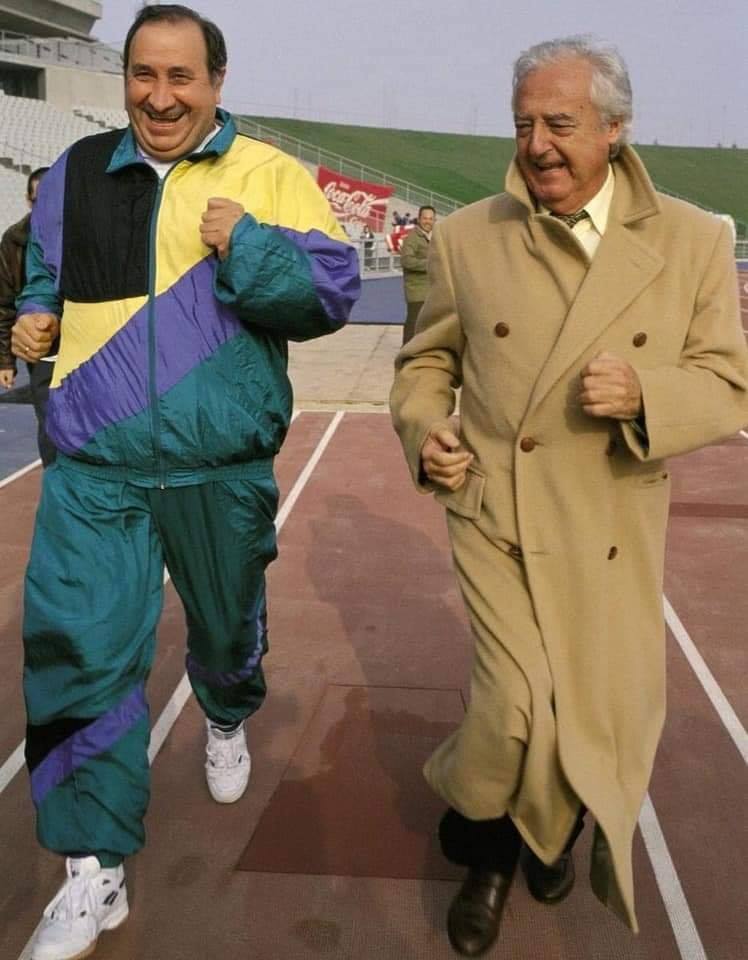 Jesús Gil en chándal y Ramón Mendoza en gabardina corriendo por una pista