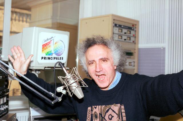 Locutor con el pelo blanco rizado en un estudio de radio de Los 40 Principales