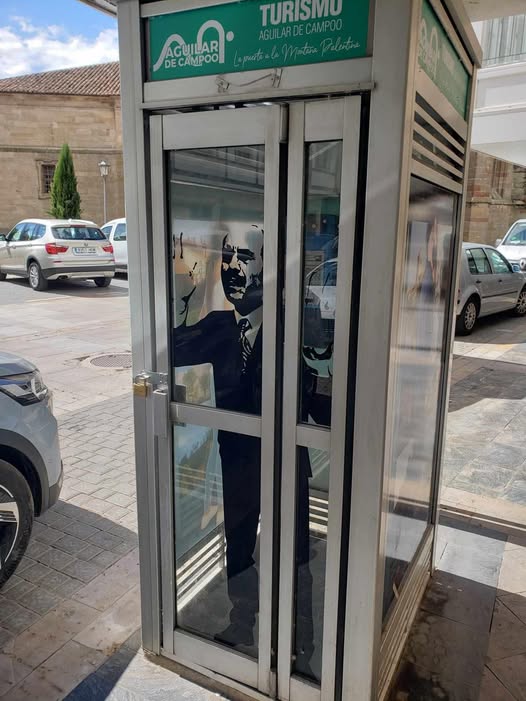 Cabina telefónica con la figura de un hombre atrapado dentro