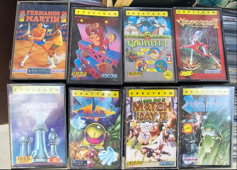 Ocho cajas de juegos de Spectrum en casete.