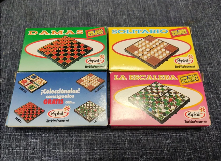 Cuatro cajas de juegos magnéticos de Yoplait: damas, solitario y la escalera.