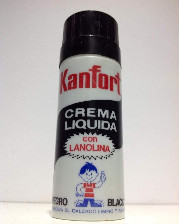 Bote de crema líquida para zapatos Kanfort negro.