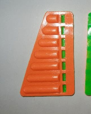 Armónica de juguete naranja.