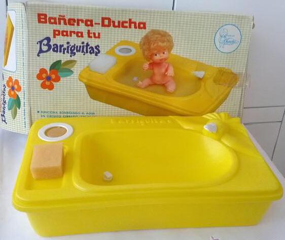 Bañera-ducha amarilla de juguete para Barriguitas con su caja.