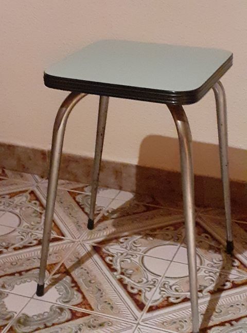 Banqueta con asiento de formica y patas metálicas.