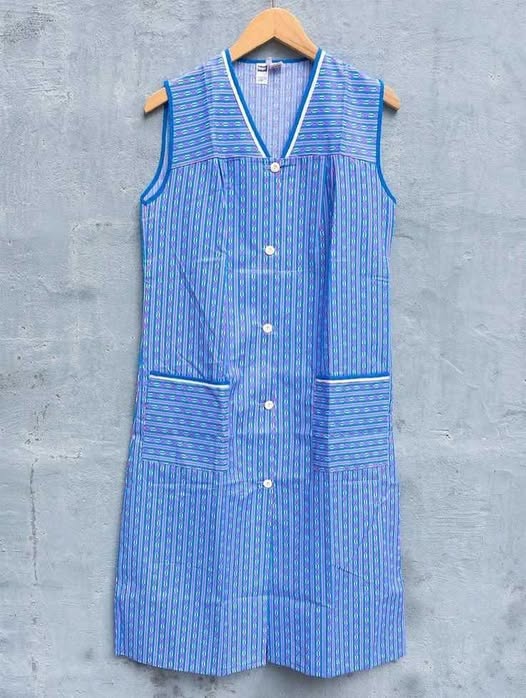 Bata de cuadros azules y blancos colgada de una percha