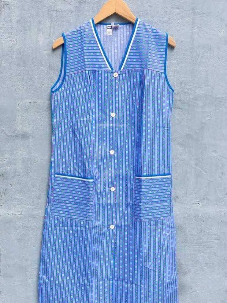 Bata azul de rayas con botones.
