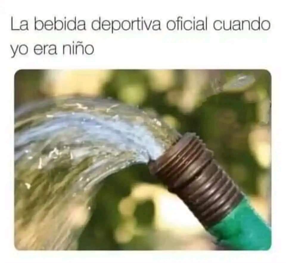 Chorro de agua saliendo de una manguera verde de jardín.