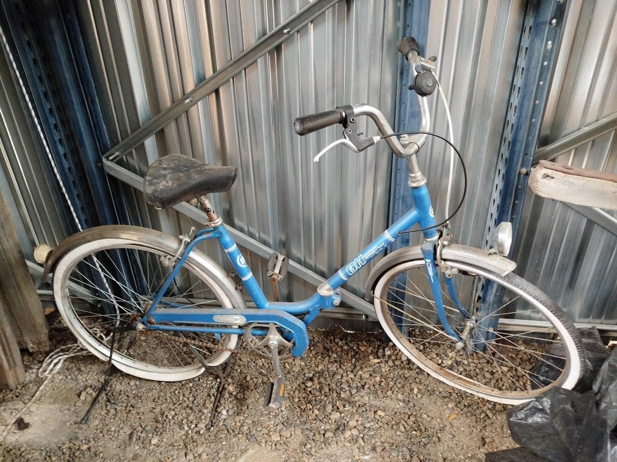 Bicicleta BH plegable azul.