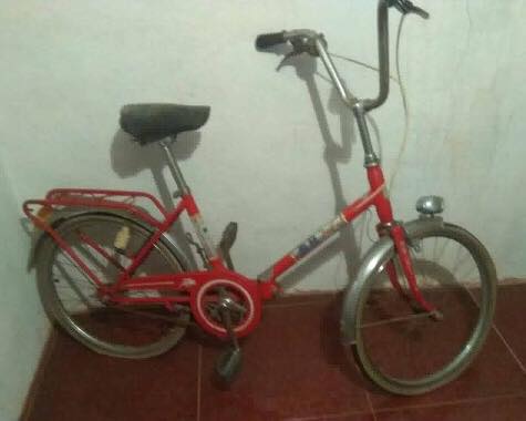 Bicicleta plegable roja.
