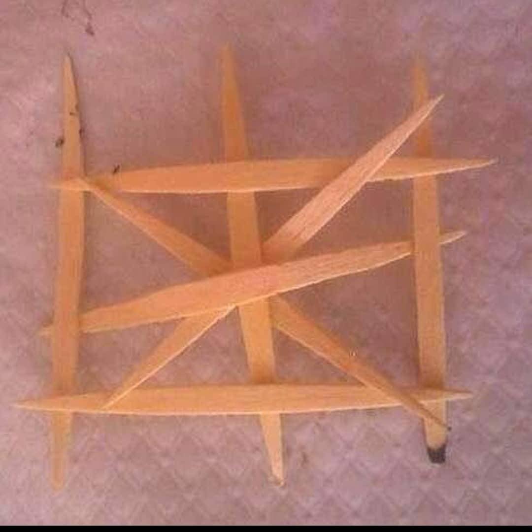 Palillos de madera entrelazados formando un cuadrado.