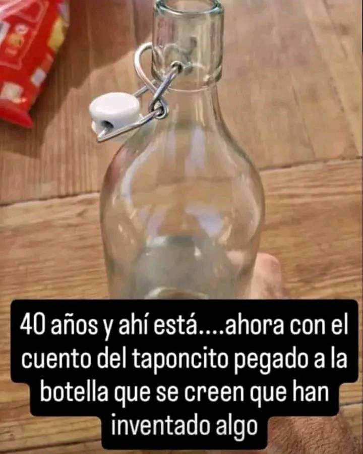 Botella de cristal con tapón de cerámica blanco sujeto con un alambre.