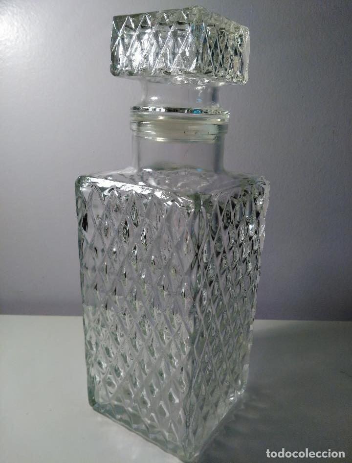Botella de cristal tallado con tapón.