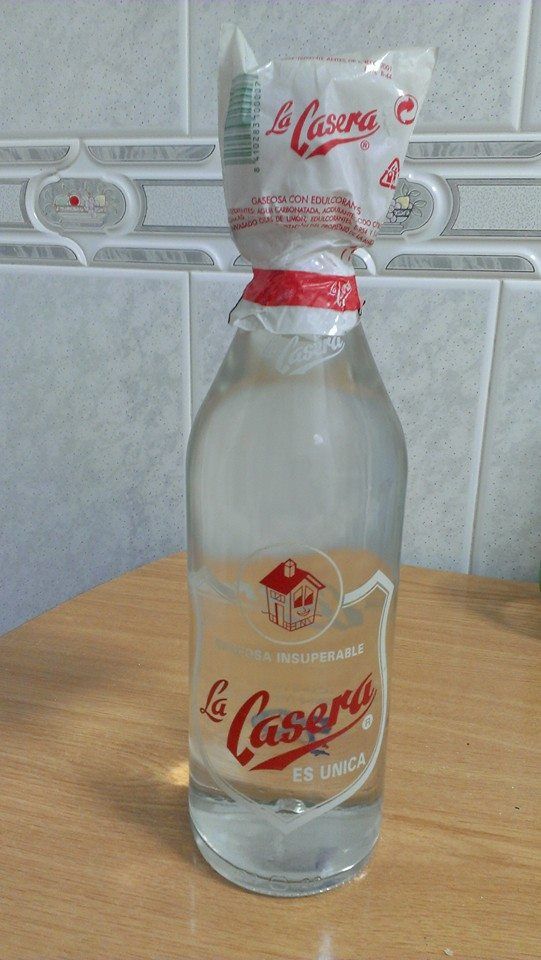 Botella de cristal de La Casera con papel en el tapón.