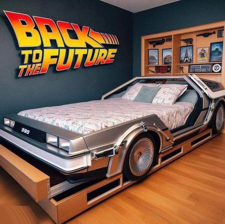 Cama con forma de DeLorean con el logo de Regreso al futuro.