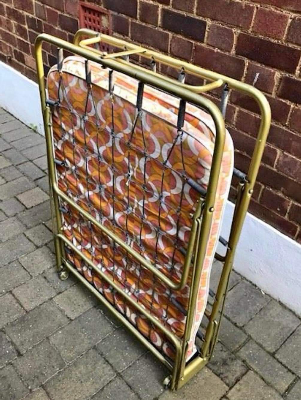 Cama plegable de muelles con colchón estampado