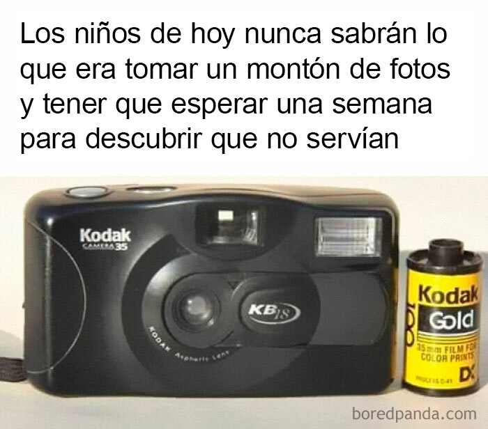 Cámara de fotos compacta Kodak negra junto a un carrete amarillo Kodak Gold de 35 mm.