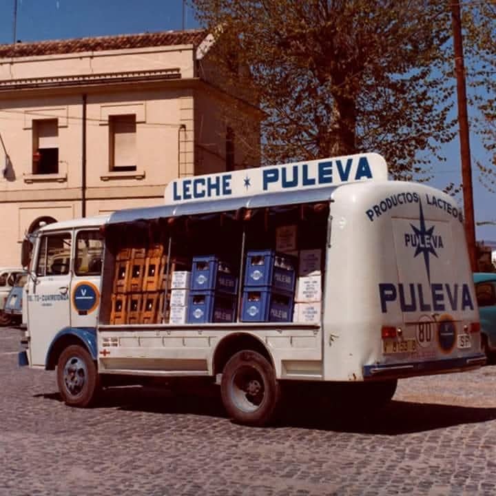 Camioneta de reparto de leche Puleva cargada de cajas