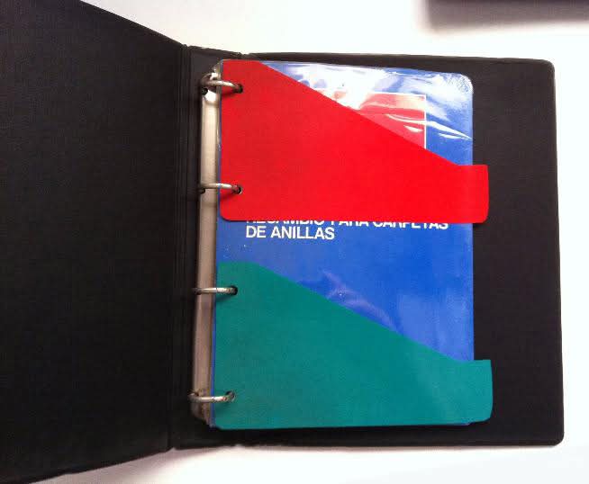 Carpeta de anillas abierta con separadores de colores