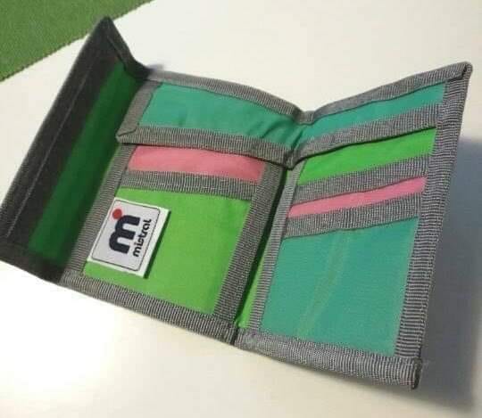 Cartera de velcro verde y rosa de Mistral.