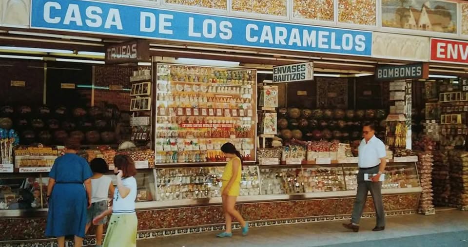 Fachada de la tienda Casa de los Caramelos con su escaparate.