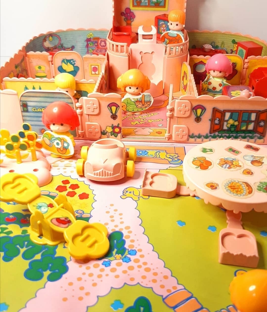 Casita de juguete de Pin y Pon con sus muebles y muñecos.