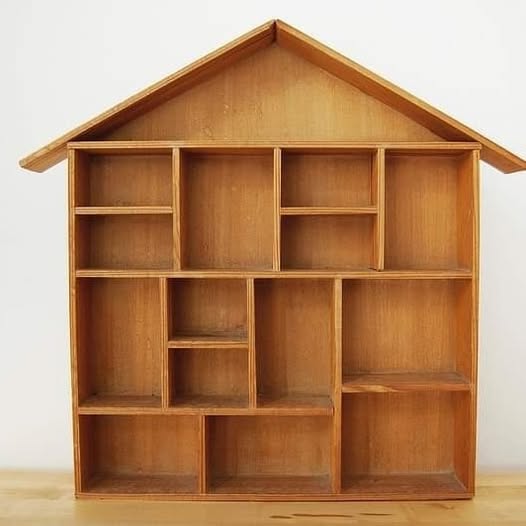 Estantería de madera con forma de casa, vacía