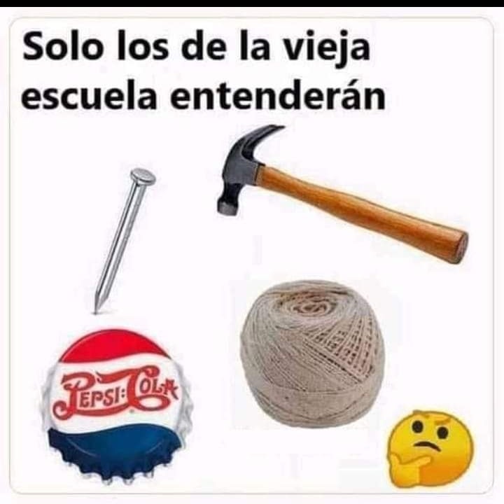 Un clavo, un martillo, una chapa de Pepsi-Cola y un ovillo de cordel sobre fondo blanco.